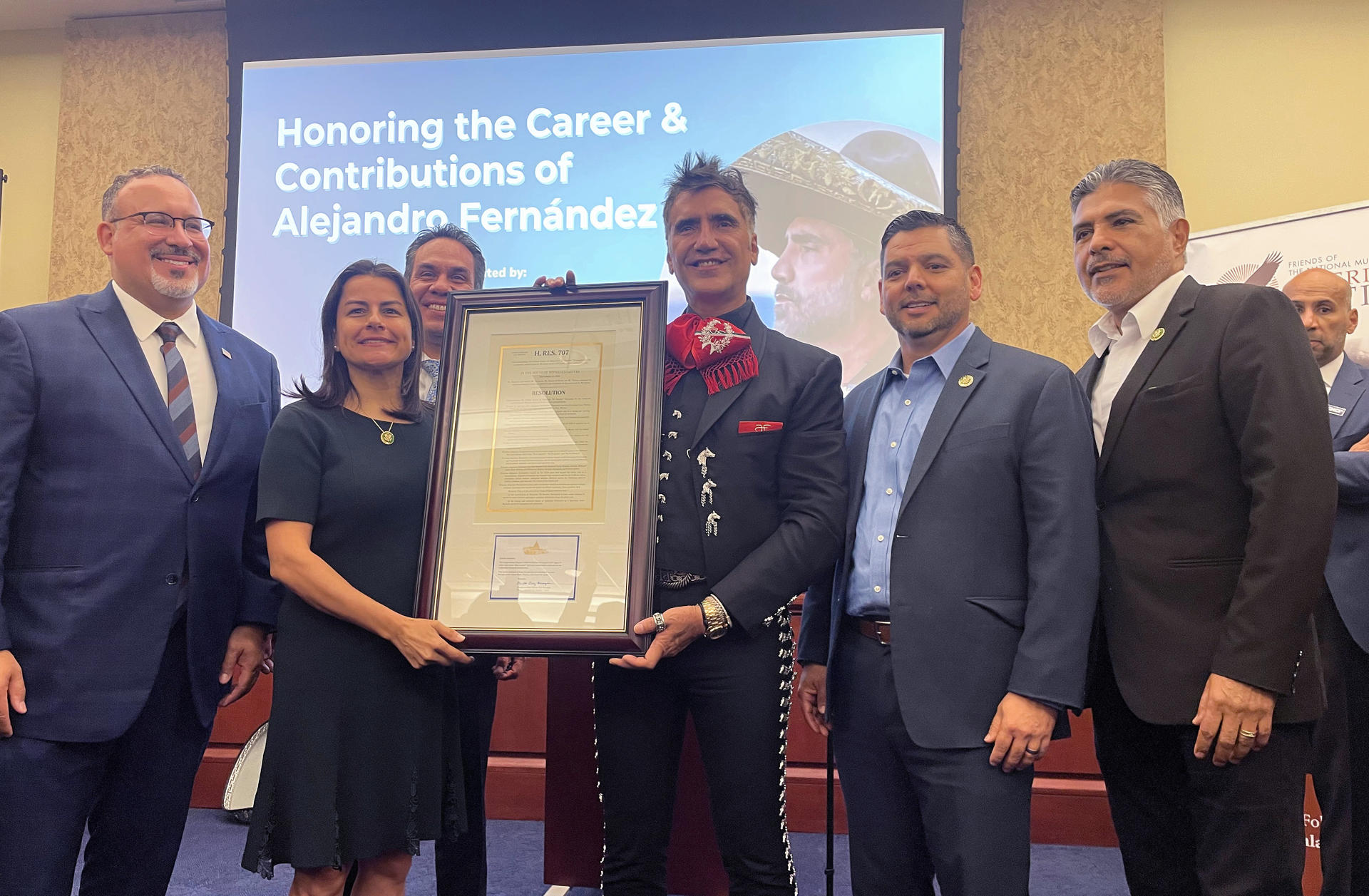 “No viene un charro aquí todos los días”; Alejandro Fernández es homenajeado en el Capitolio