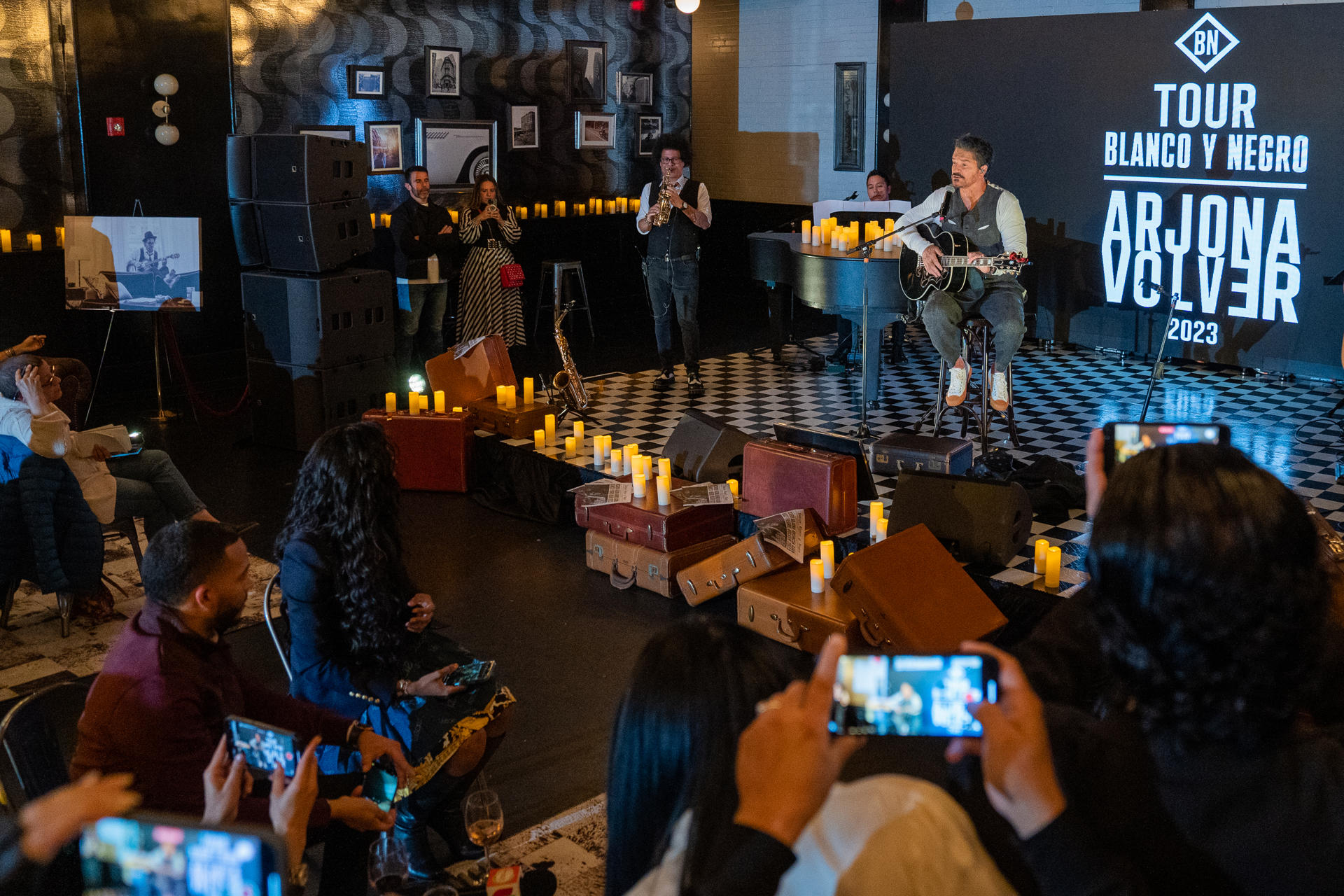 Ricardo Arjona regresa a sus raíces como artista con su nuevo álbum, “Seco”