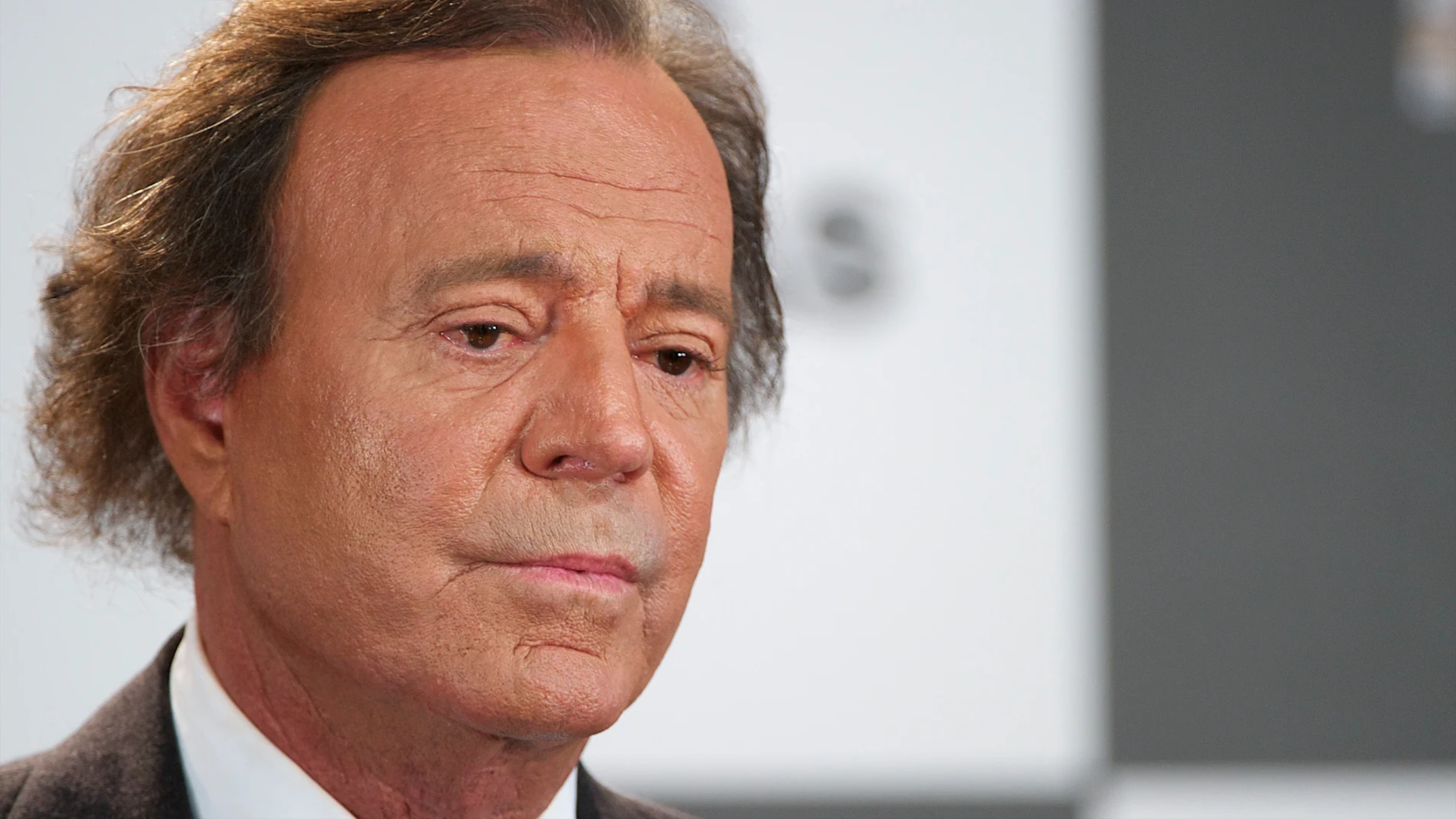 Julio Iglesias enfrenta señalamientos de abuso y agresión sexual por parte de dos exempleadas
