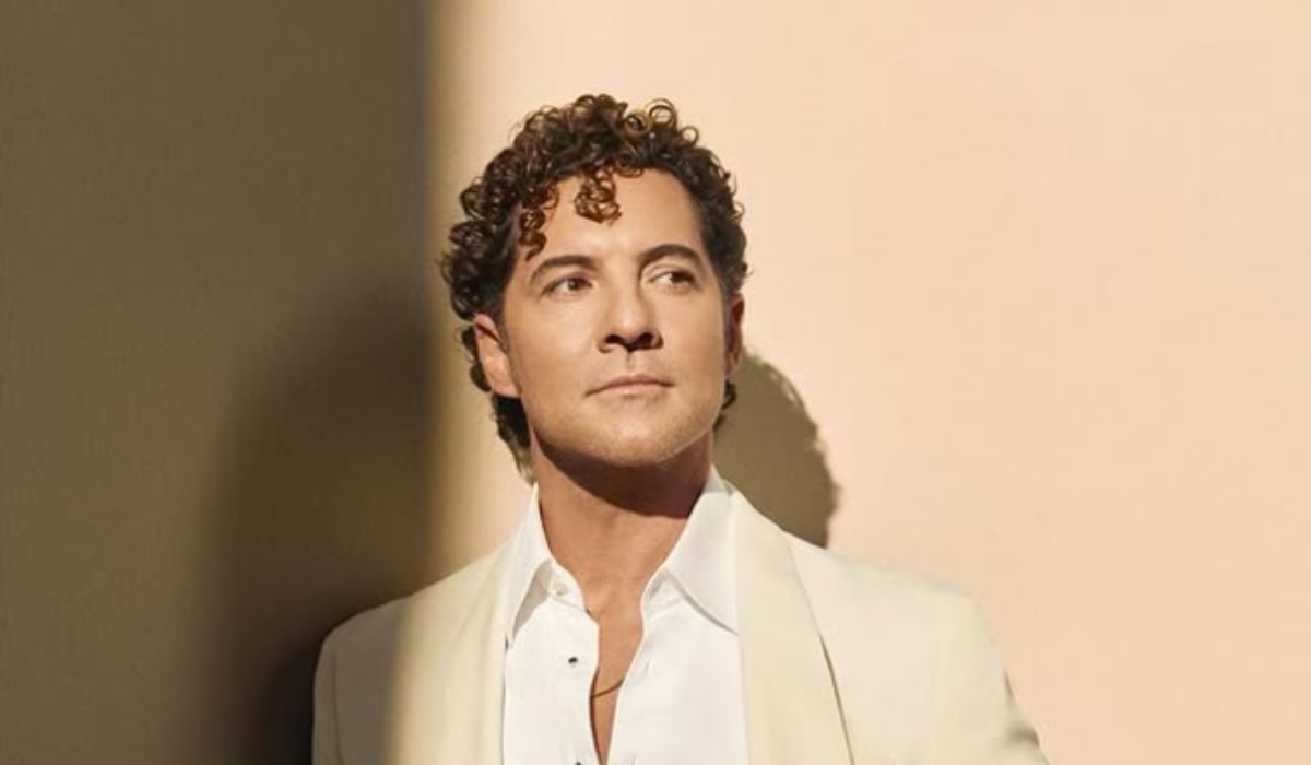 David Bisbal estrena en vivo su versión de “Vivir así es morir de amor” en La Noche de Cadena 100