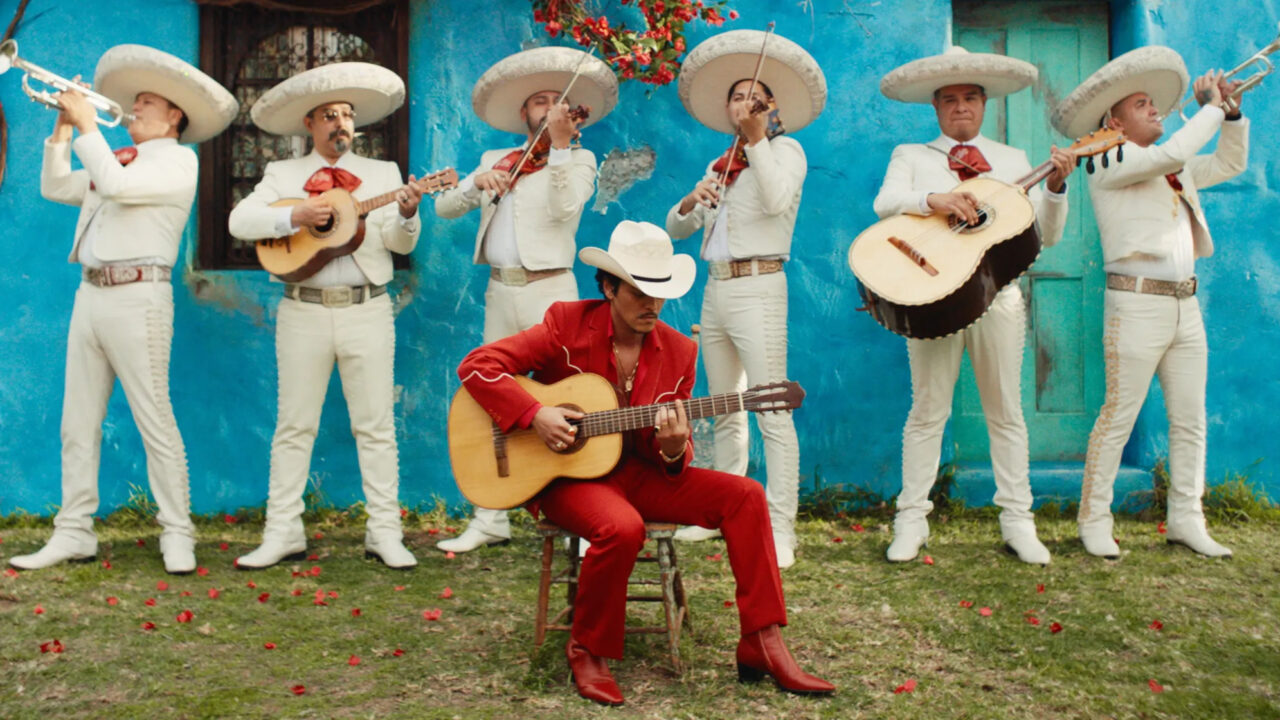Bruno Mars sorprende con un bolero al estilo mariachi en su nuevo sencillo “Risk It All”