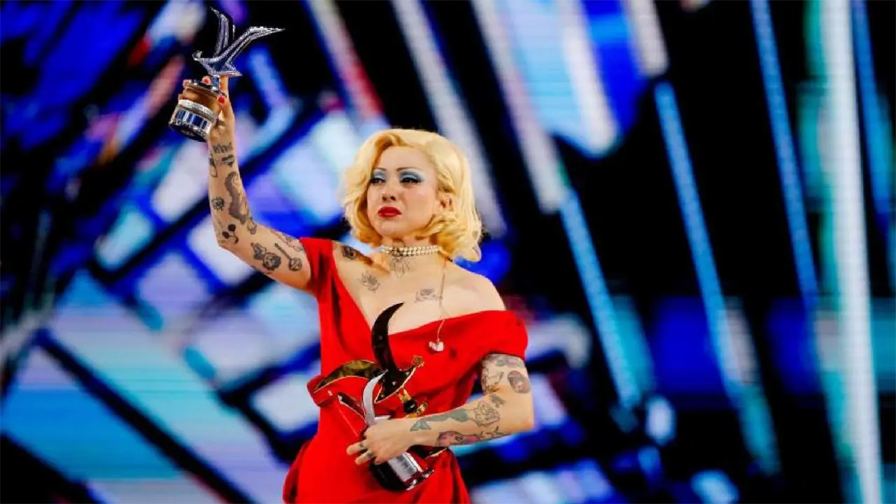 Mon Laferte hace historia en Viña del Mar y recibe la Gaviota de Platino