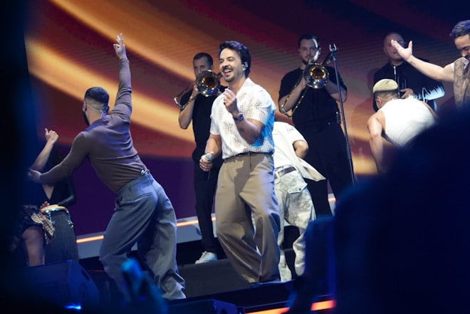 Luis Fonsi estrena en vivo “Cambiaré” y recibe reconocimiento en los Premios Dial 2026