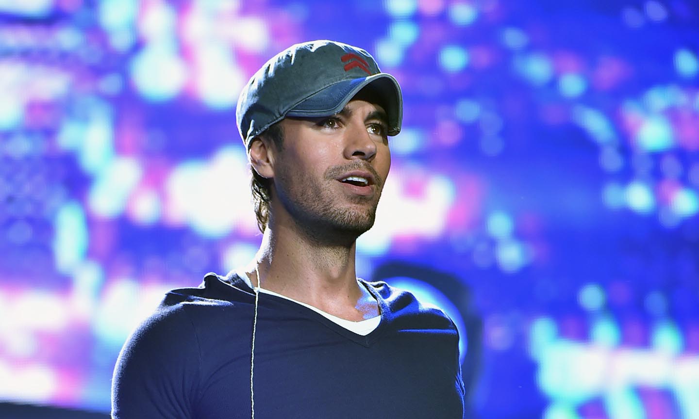 Enrique Iglesias se vuelve viral tras besar a una fan en pleno concierto