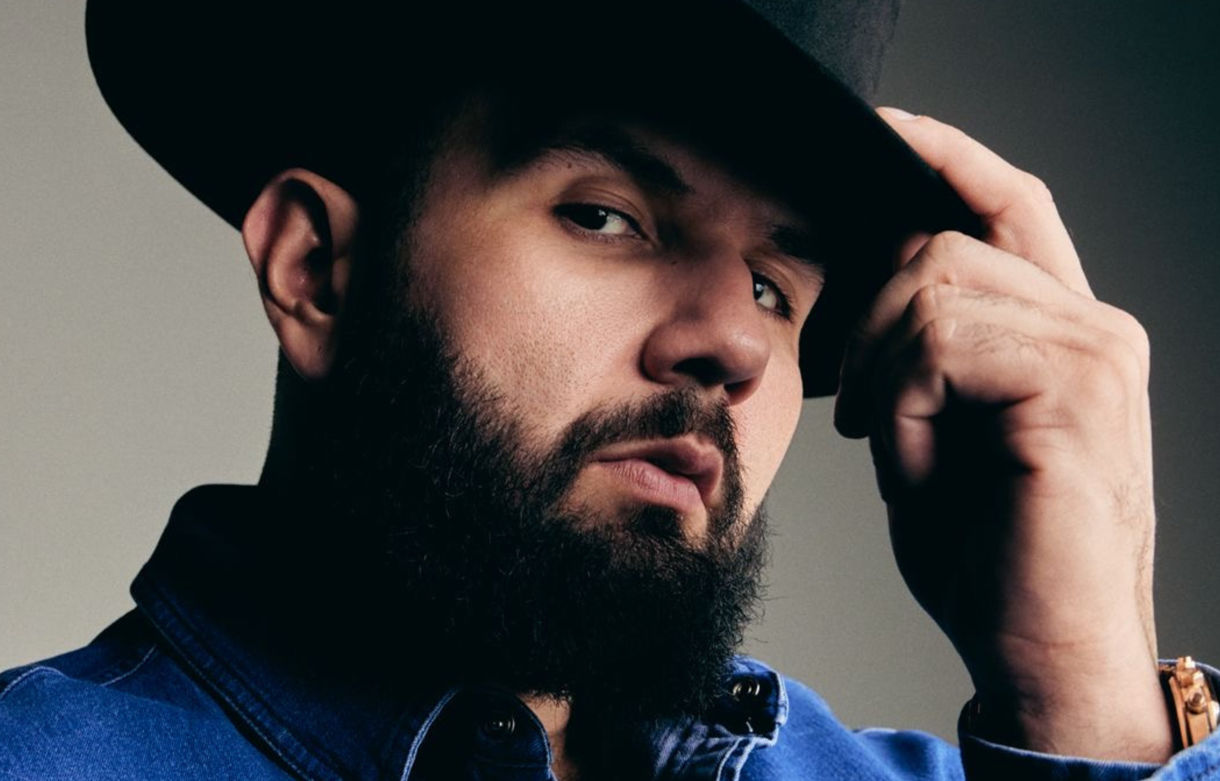 Carín León, el artista que está reinventando la música mexicana sin perder sus raíces