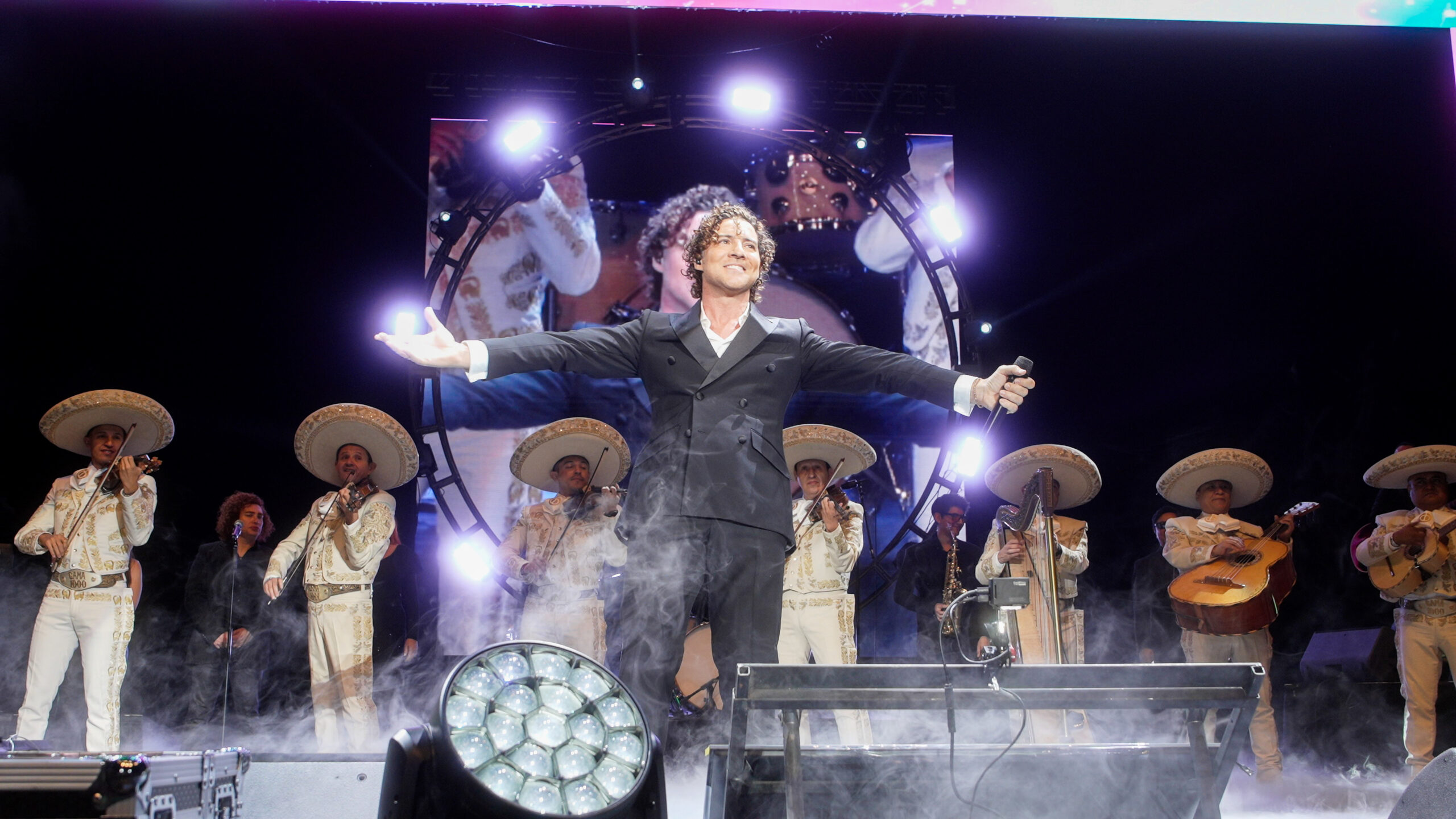 David Bisbal emociona a México con un homenaje a Juan Gabriel y estrena “Amor Eterno” en vivo