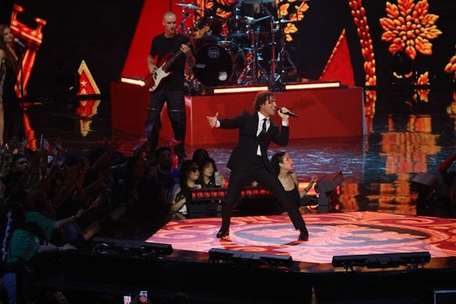 David Bisbal inaugura la semana del Mundial 2026 con una elegante actuación en Telemundo