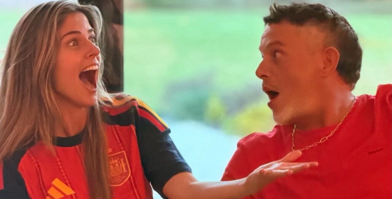 Alejandro Sanz y Stephanie Cayo celebran juntos el triunfo de España en el Mundial 2026